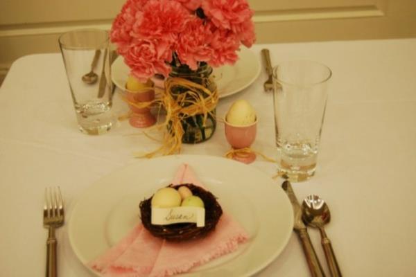 λουλούδια στο τραπέζι πασχαλινές ιδέες διακόσμησης αυγά