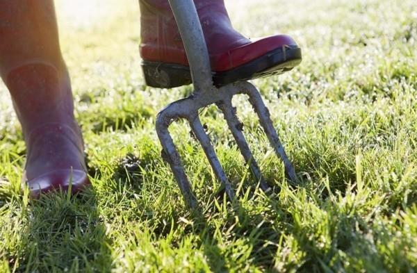 Σκάψιμο του εδάφους σε έναν καλλωπιστικό κήπο που προετοιμάζεται για το καλοκαίρι