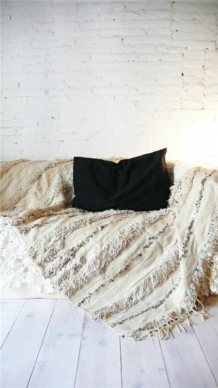 δάπεδο ξύλινες σανίδες δαπέδου λευκό τούβλο τοίχο λευκή μάλλινη κουβέρτα υφαντή μαροκινή γαμήλια κουβέρτα