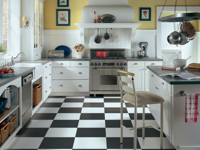 δάπεδο κουζίνας βινύλιο λευκό μαύρο λευκό ντουλάπια κουζίνας κίτρινοι τοίχοι