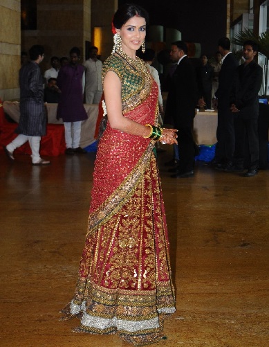 Genelijos vestuvės Lehenga