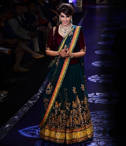 Bipasha Basu Lehenga mieste