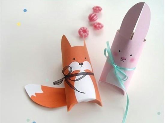 Πασχαλινό λαγουδάκι αλεπού που φτιάχνει τσάντες καραμελών με ρολά τουαλέτας