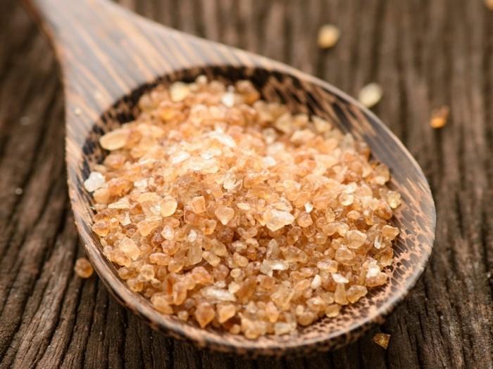 Προετοιμάστε το scrub καστανής ζάχαρης προσώπου