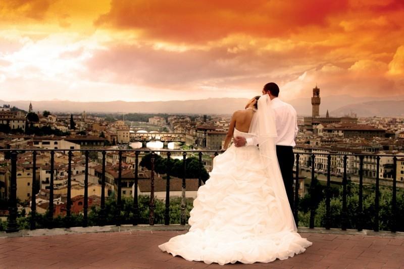 νύφη και γαμπρός εικόνες γάμου ιδέα ηλιοβασίλεμα βεράντα πόλη πανόραμα