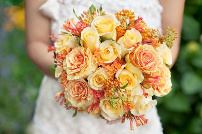 νυφική ​​ανθοδέσμη γαμήλια καλοκαιρινά κίτρινα τριαντάφυλλα