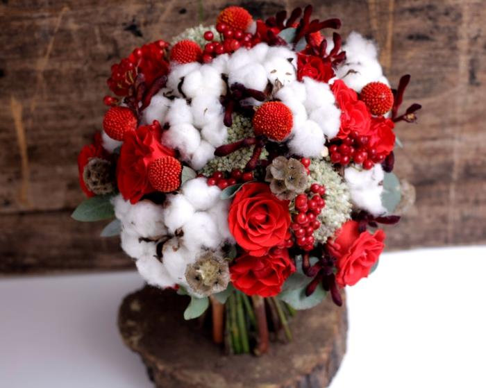 νύφη γαμήλια βαμβακερά κόκκινα τριαντάφυλλα μούρα μπουκέτο