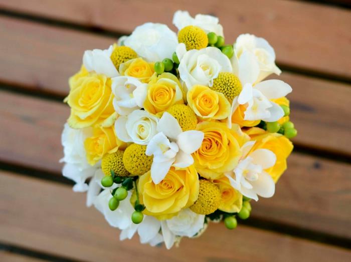 νυφική ​​ανθοδέσμη γάμου κίτρινα τριαντάφυλλα λευκά τριαντάφυλλα