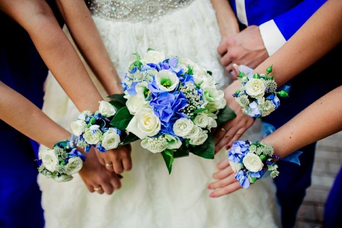 νύφη γάμος λευκά τριαντάφυλλα μπλε λουλούδια γαμπρός παρθένος