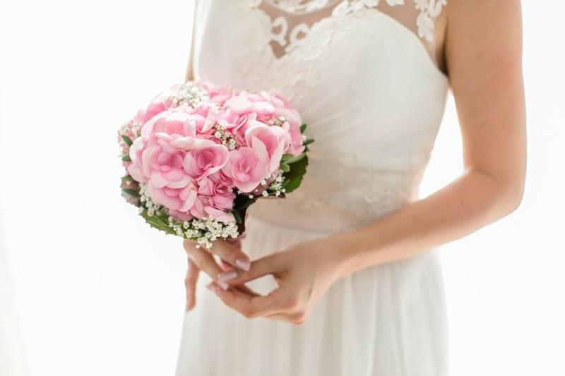 νύφη με όμορφα λουλούδια
