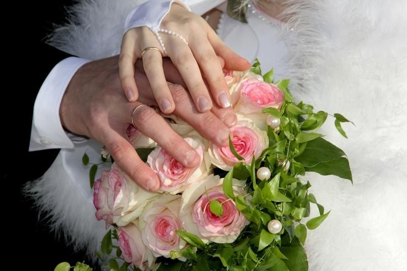 νύφη και γαμπρός χέρια τριαντάφυλλα δαχτυλίδια