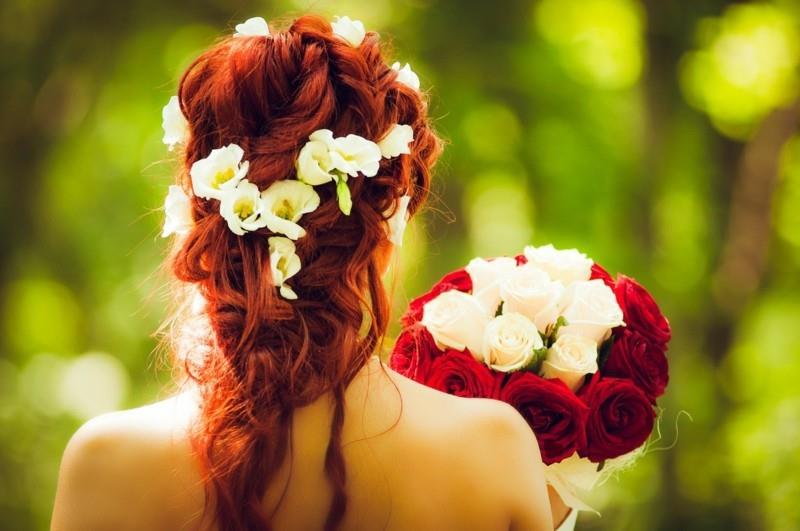 νυφικό χτένισμα με λουλούδια και νυφική ​​ανθοδέσμη