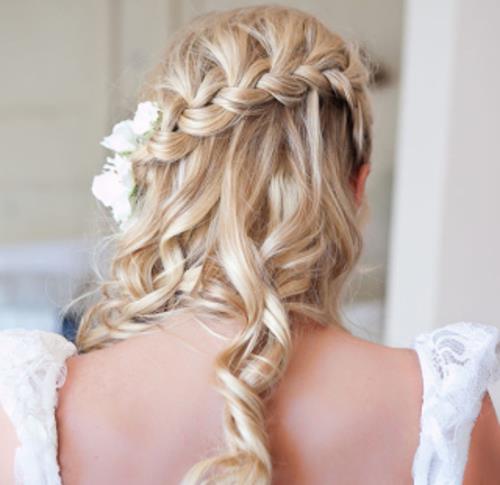 γαμήλια χτενίσματα με λουλούδια ξανθά μακριά μαλλιά πλεξούδα ψαροκόκαλο