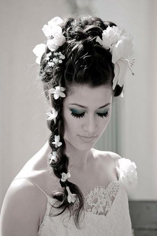 γαμήλια χτενίσματα με λουλούδια χαλαρή πλεξούδα και ρετρό φόρεμα