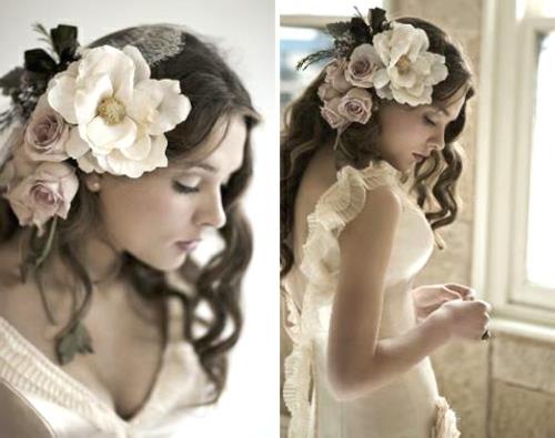 γαμήλια χτενίσματα με λουλούδια σγουρά μαλλιά με μεγάλα λουλούδια