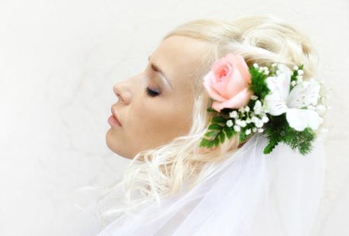 γαμήλια χτενίσματα με λουλούδια τριαντάφυλλο λίλιουμ και φτέρη