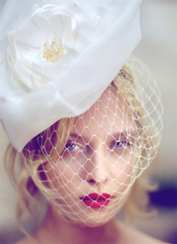 νυφικά χτενίσματα με πέπλο καπέλο ιδέες διακόσμησης γάμου αξεσουάρ