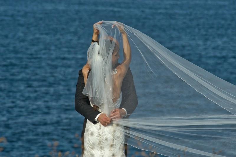 νύφη και γαμπρός στη φωτογραφία γάμου στη θάλασσα