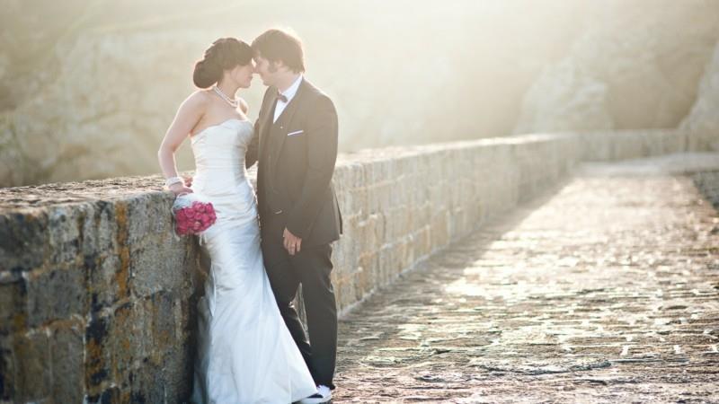 νύφη και γαμπρός γαμήλια ιδέα φωτογραφία ιδέα στη γέφυρα brau γαμπρός τριαντάφυλλο μπουκέτο