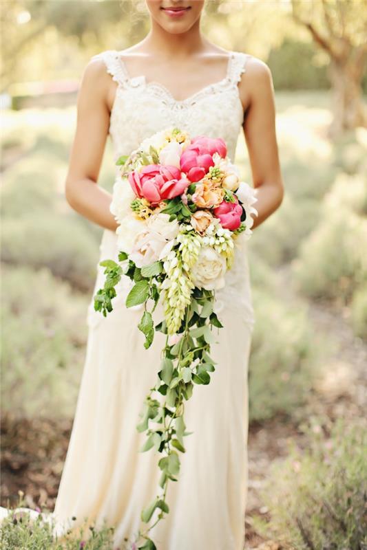 νυφική ​​ανθοδέσμη πολύχρωμα λουλούδια παιώνιες κισσός vintage νυφικό γάμου