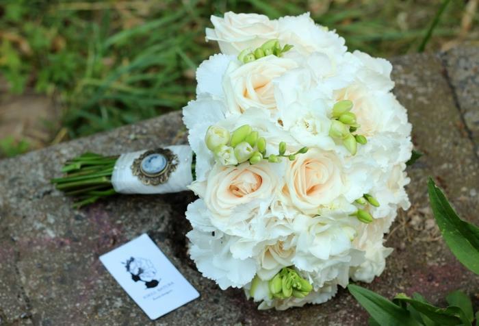 νυφική ​​ανθοδέσμη φρέζια λευκά τριαντάφυλλα γαρίφαλα vintage γάμος