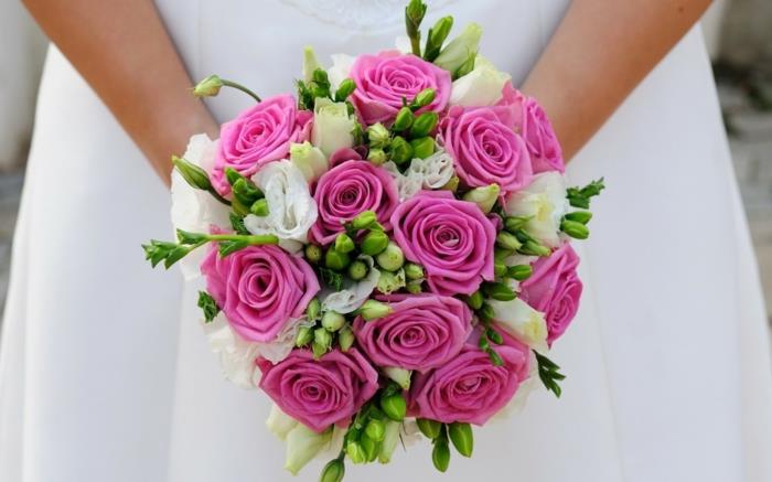 νυφική ​​ανθοδέσμη-φρέσκα-λουλούδια-ροζ-τριαντάφυλλα-φρέσκα-λουλούδια-νυφικό-φόρεμα-γάμος