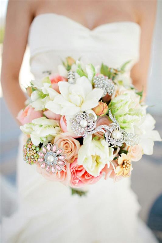 νυφική ​​ανθοδέσμη φρέσκα λουλούδια τριαντάφυλλα στρας γαμήλιο φόρεμα