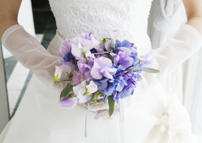 νυφική ​​ανθοδέσμη φρέσκα λουλούδια βιολέτες νυφικό γάμου