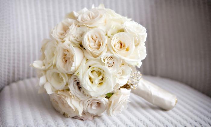 νυφική ​​ανθοδέσμη φρέσκα λουλούδια λευκά τριαντάφυλλα γάμος