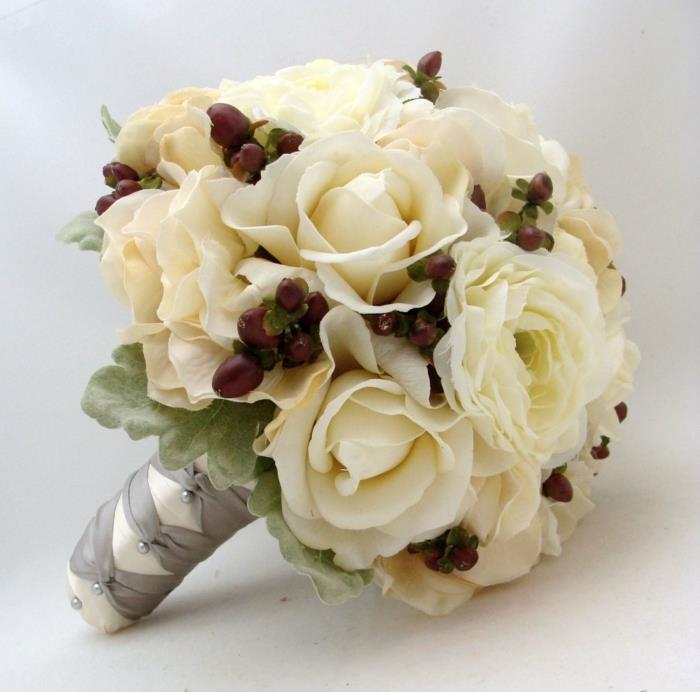 νυφική ​​ανθοδέσμη γαμήλια διακόσμηση λευκά τριαντάφυλλα κόκκινα μούρα