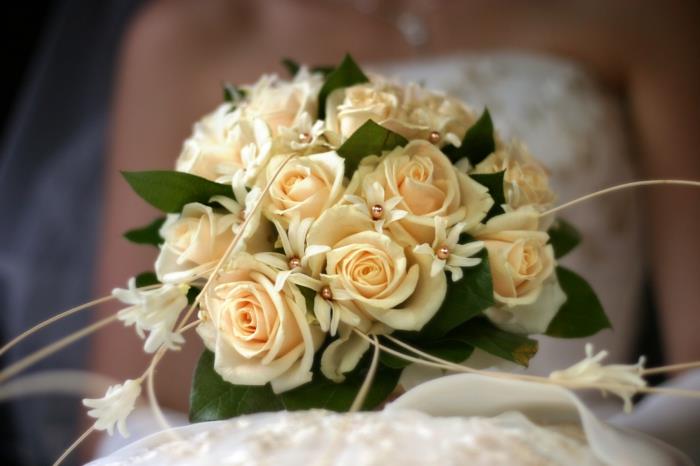 νυφική ​​ανθοδέσμη κλασικά τριαντάφυλλα μαργαριτάρια νυφικό νυφικό