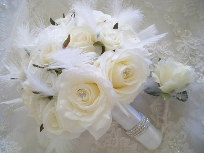 νυφική ​​ανθοδέσμη λευκά γαμήλια τριαντάφυλλα φτερά στρας