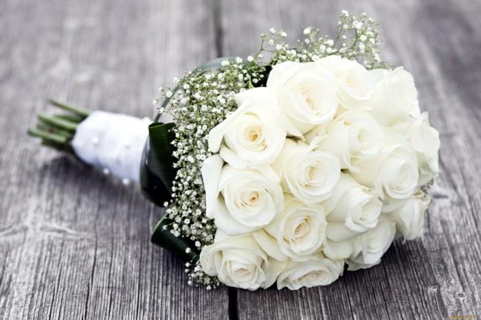 νυφική ​​ανθοδέσμη λευκά τριαντάφυλλα πράσινα φύλλα γάμος