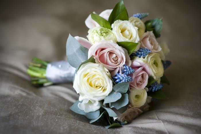 νυφική ​​ανθοδέσμη φρέσκα λουλούδια τριαντάφυλλα ανοιξιάτικα λουλούδια γάμος