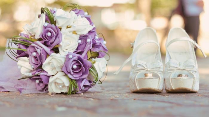 νυφική ​​ανθοδέσμη μοβ λευκά τριαντάφυλλα μαργαριτάρια γαμήλια νυφικά παπούτσια