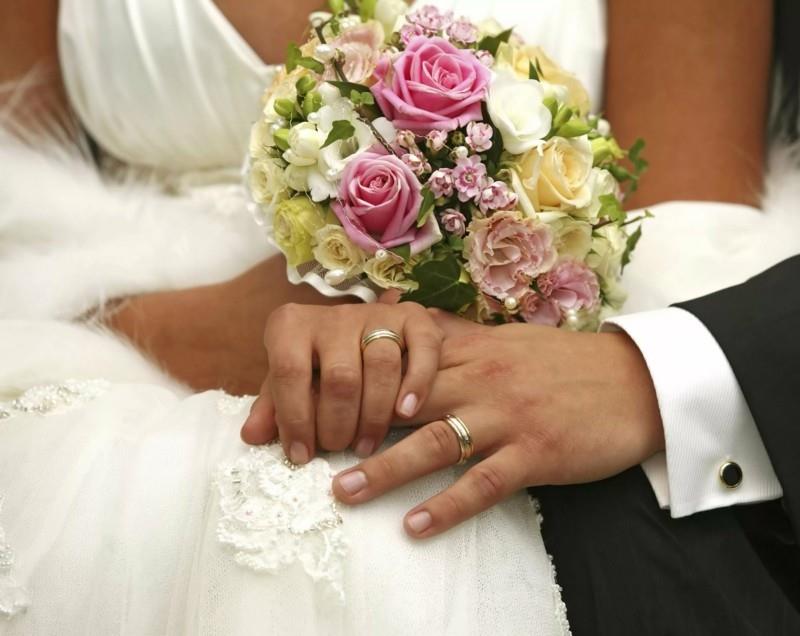 νυφική ​​ανθοδέσμη με τριαντάφυλλα βέρες νύφη και γαμπρός