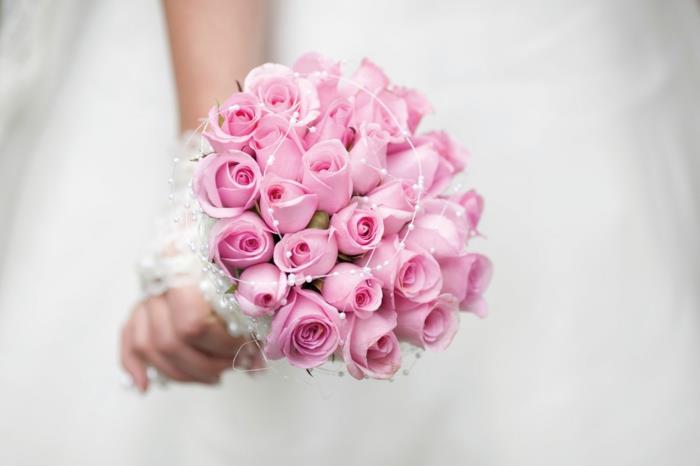νυφικό μπουκέτο τριαντάφυλλα μαργαριτάρια νυφικό γιορτή γάμου