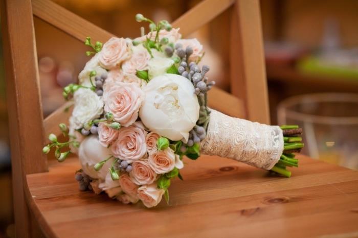 νυφική ​​ανθοδέσμη τριαντάφυλλα λευκά παιώνια μούρα γάμος