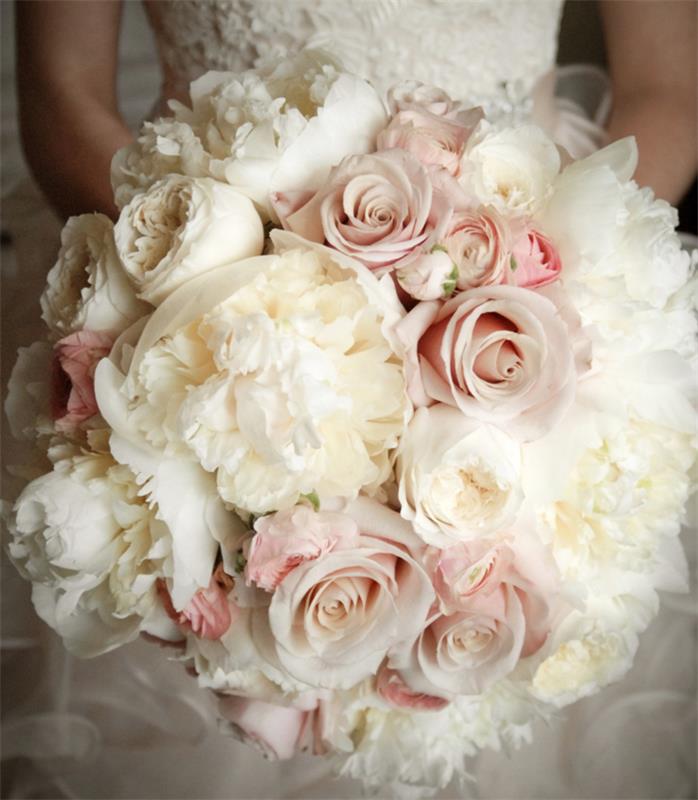 νυφικό μπουκέτο από λευκές παιώνιες τριαντάφυλλα λευκό νυφικό