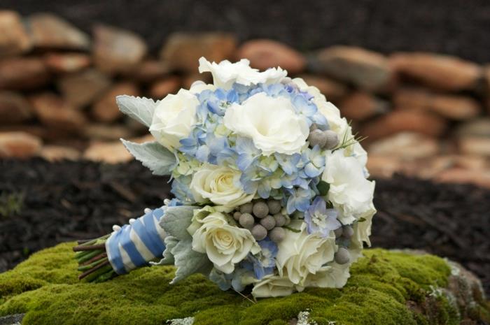 νυφική ​​ανθοδέσμη λευκά τριαντάφυλλα μπλε ορτανσίες