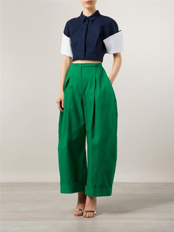 φαρδύ γυναικείο παντελόνι σε πράσινο χρώμα σε συνδυασμό με μπλε τοπ