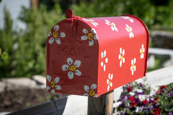 γραμματοκιβώτιο κόκκινο λουλουδάτο μοτίβο