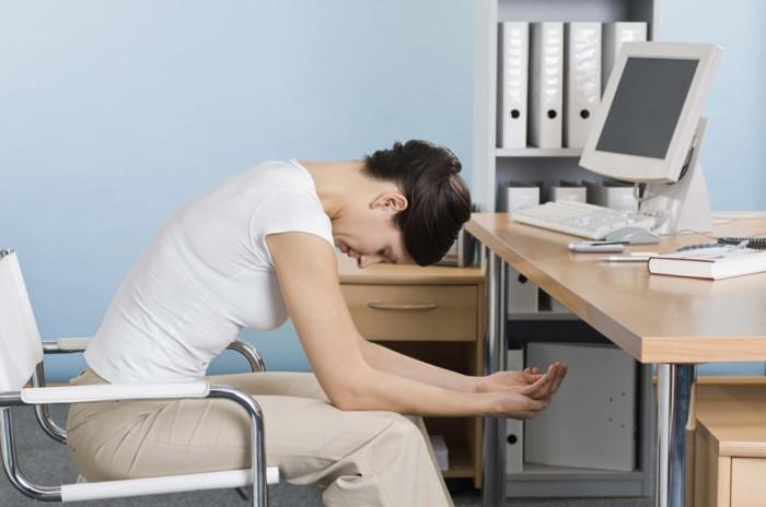 ασκήσεις γραφείου τεντώνει την υγιή συνεδρίαση στο χώρο εργασίας