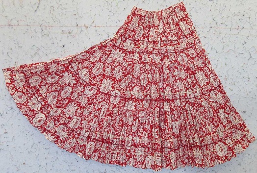 Raudonas šluotelės sijonas
