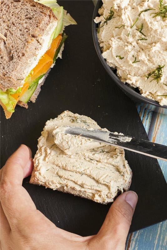 Κάνε ψωμί απλωμένο με vegan πατέ