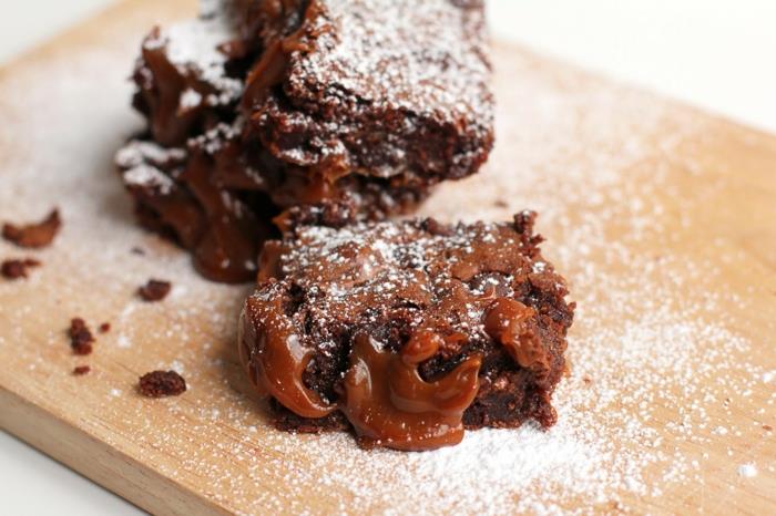 brownie συνταγή σάλτσα καραμέλας ζάχαρη άχνη