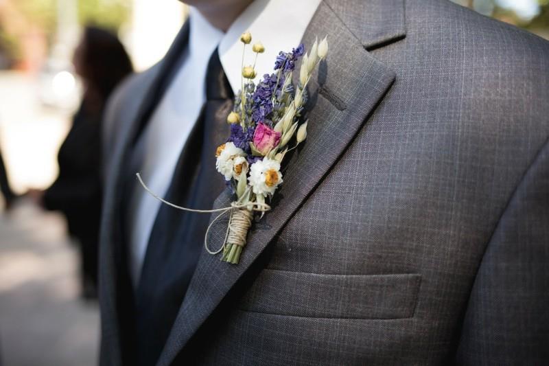 γαμπρός με κοστούμι και λουλούδια