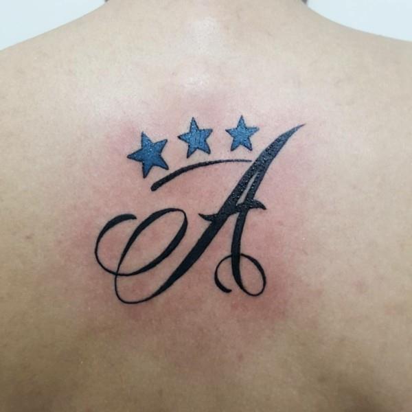 γράμμα τρία αστέρια τατουάζ στην πλάτη