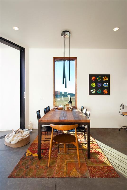 Βουδιστικό καταφύγιο πολύχρωμα υφάσματα απλό ξύλινο τραπέζι
