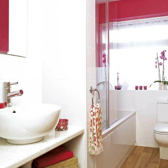 πολύχρωμο κόκκινο σύγχρονο μπάνιο με ζωντανό ροζ μοντέρνο μπάνιο